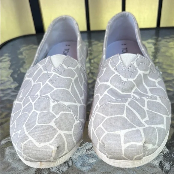 TOMS Gray Giraffe Pattern Eco friendly Canvas Shoes size 8 - Picture 5 of 6